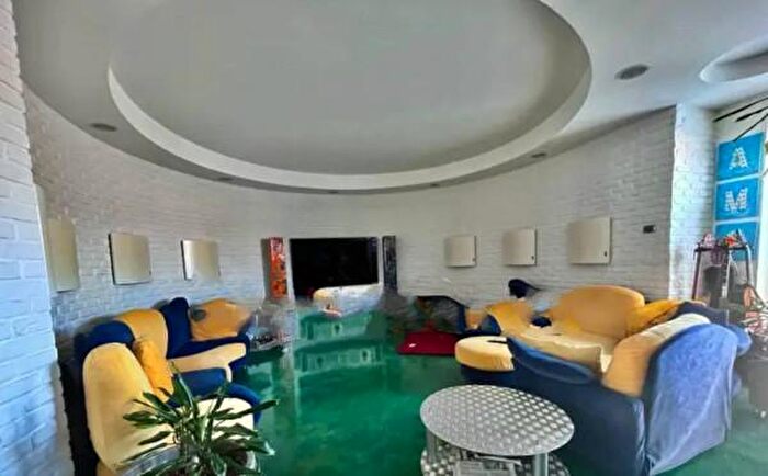 Appartamento con 5 locali in vendita in Via Maggio, Piacenza