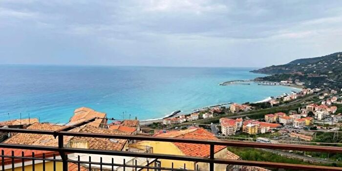 Appartamento con 8 locali in vendita in Via Regina Elena, Cetraro
