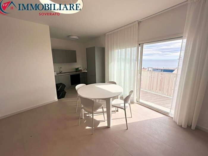 Appartamento trilocale in affitto in Via Regina Margherita, Soverato Marina, Soverato