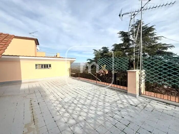 Appartamento con 6 locali in vendita in Via della Fontana, Colonna