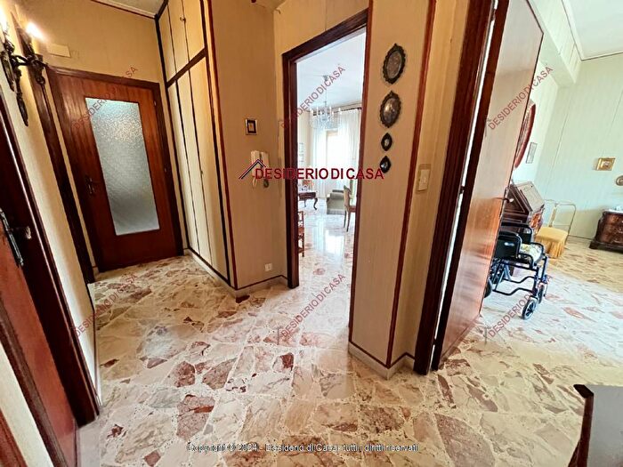 Appartamento quadrilocale in vendita in Viale Francia Palermo Pa Italia, Palermo