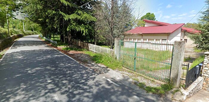 Casa con 10 locali in vendita in Carolei