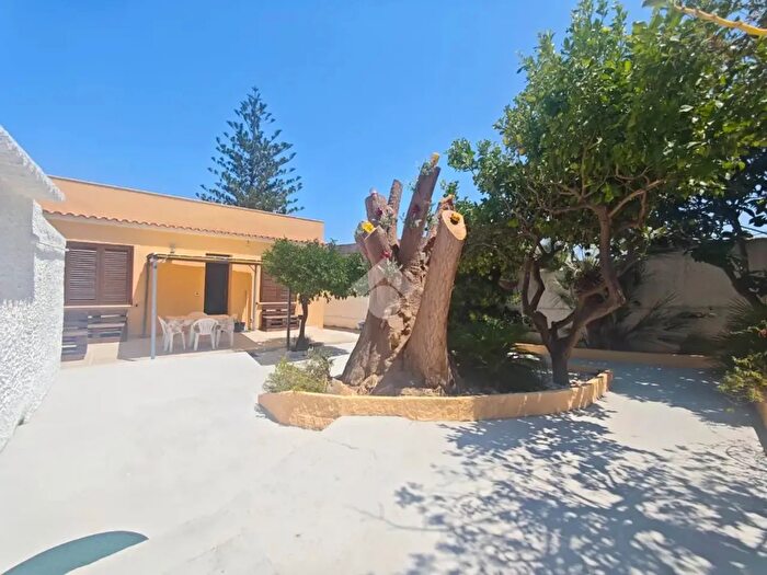 Casa trilocale in affitto in Via Crocifissello, Valderice