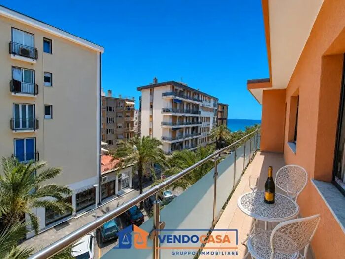 Appartamento con 5 locali in vendita in Via Nicolò Saccone, Finale Ligure