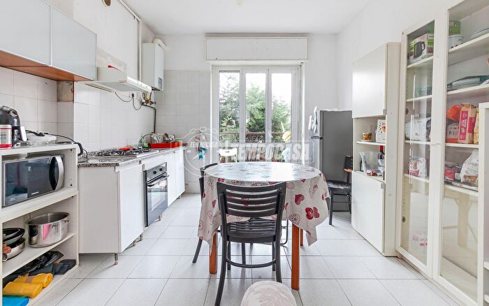 Appartamento trilocale in vendita in Via Antonio Carnevali, Milano