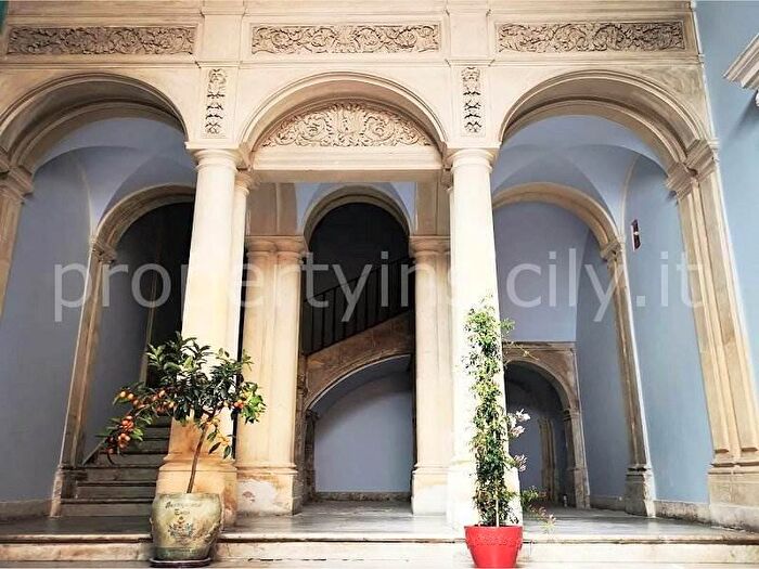 Appartamento con 8 locali in vendita in Via Ascenso Mauceri, Noto