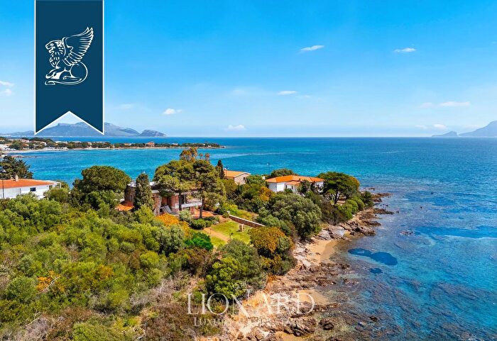 Casa con 5 locali in vendita in Olbia