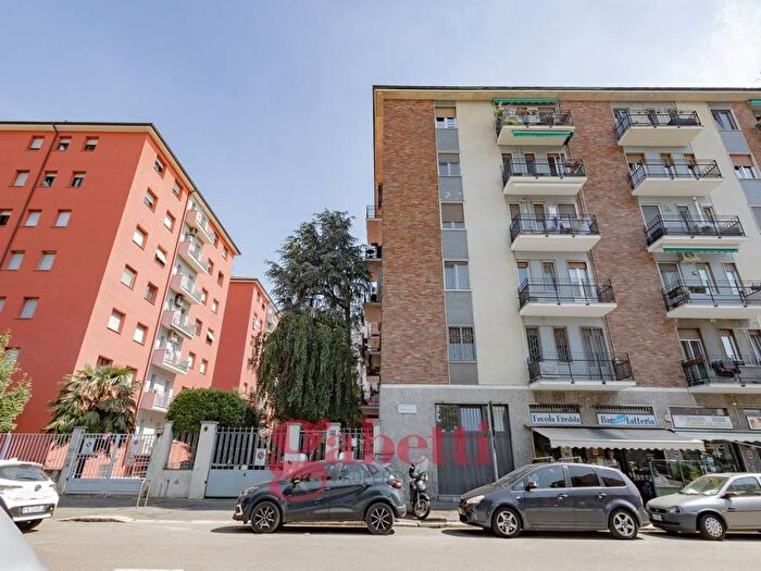 Appartamento con 5 locali in affitto in Via Marostica, Bande Nere Inganni, Milano
