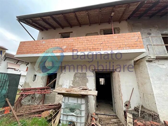 Casa con 8 locali in vendita in Momo