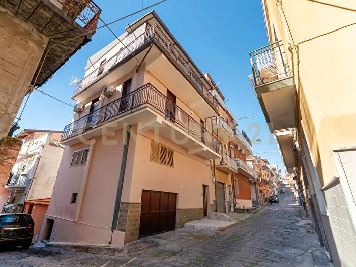 Casa con 5 locali in vendita in Via Oberdan, Motta SantAnastasia