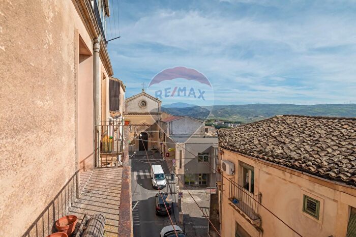 Appartamento con 9 locali in vendita in Salita Icaro, Vizzini