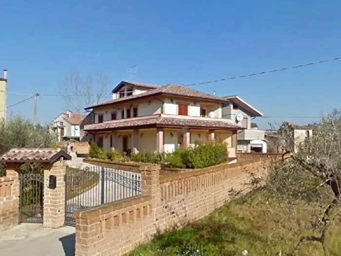 Casa con 11 locali in vendita in Campli