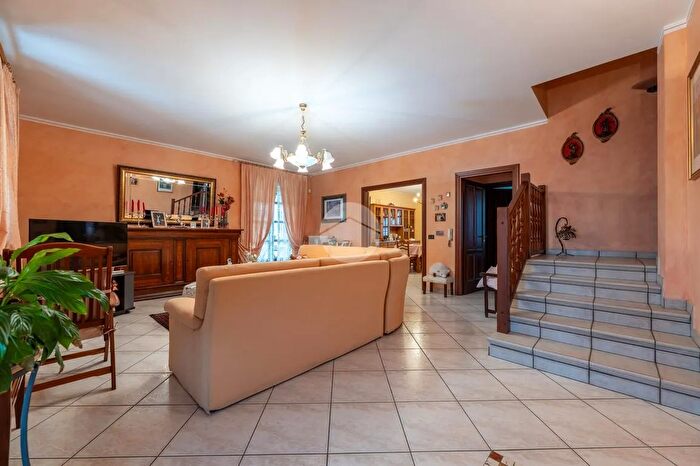 Casa con 9 locali in vendita in Regione Bevilacqua, Narzole