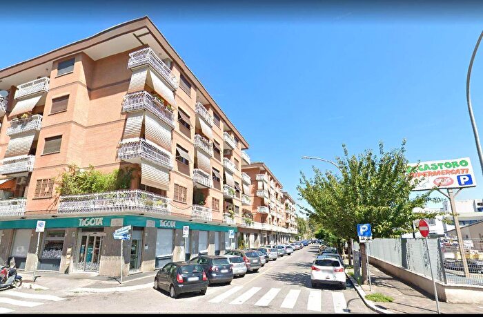 Appartamento quadrilocale in vendita in Via Val Maira, Roma