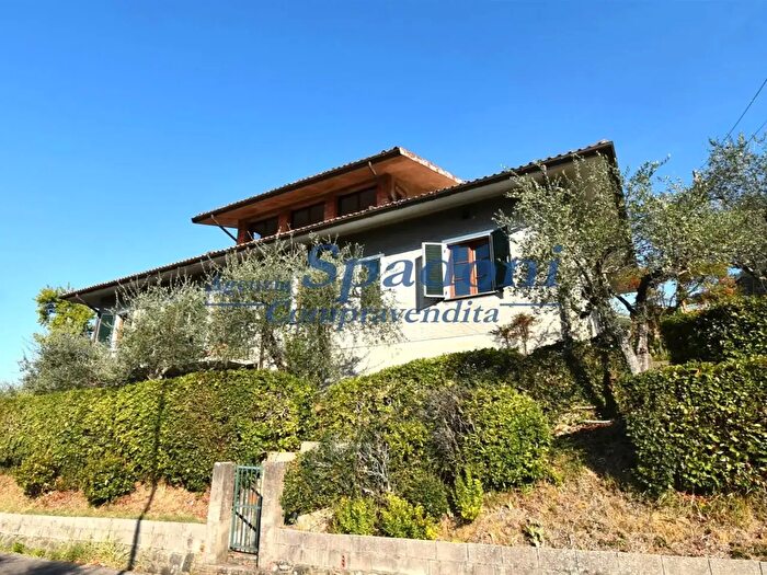 Casa con 8 locali in vendita in Uzzano