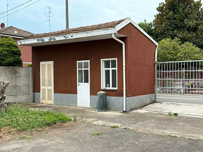 Casa con 6 locali in vendita in Via Montegrappa, Robbio
