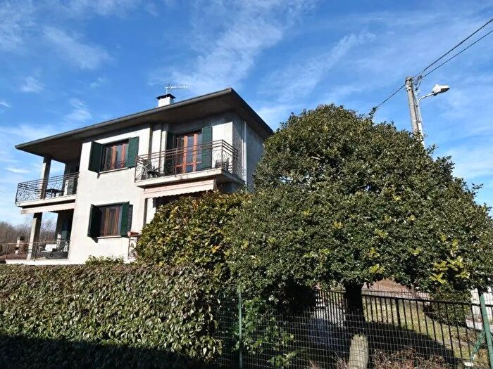 Casa con 8 locali in vendita in Via Diaz, Brebbia