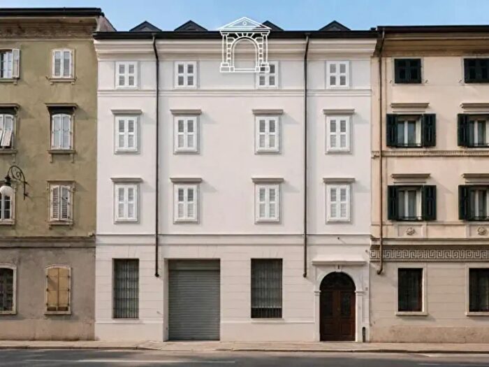 Appartamento trilocale in vendita in Via Valdirivo, Trieste