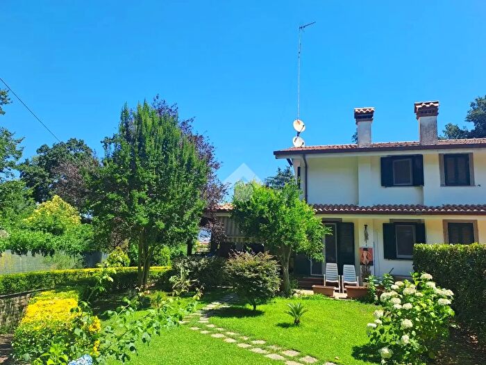 Casa quadrilocale in vendita in Via Orsa Minore, Rignano Flaminio