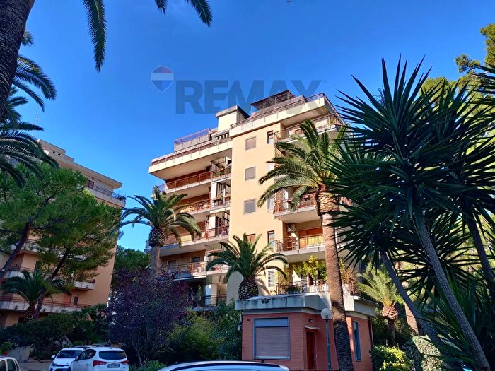 Appartamento trilocale in affitto in Via delle Murge, Bari