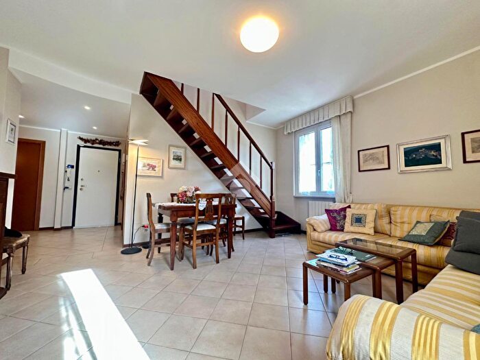 Appartamento con 5 locali in vendita in Via Amendola, Ameglia