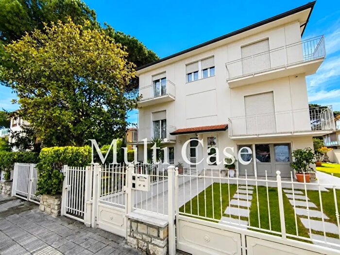 Casa con 7 locali in vendita in Via Carducci, Camaiore