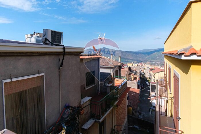 Casa quadrilocale in vendita in Via Rodi, Bronte