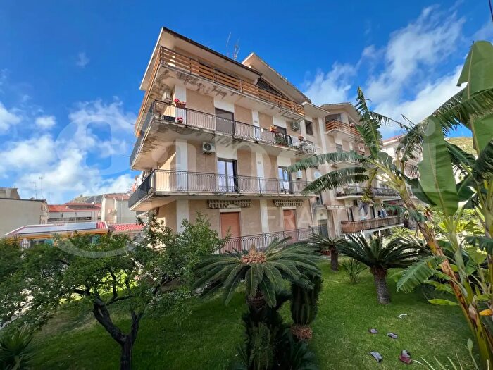 Appartamento trilocale in vendita in Via Lava Gaenza, Amantea