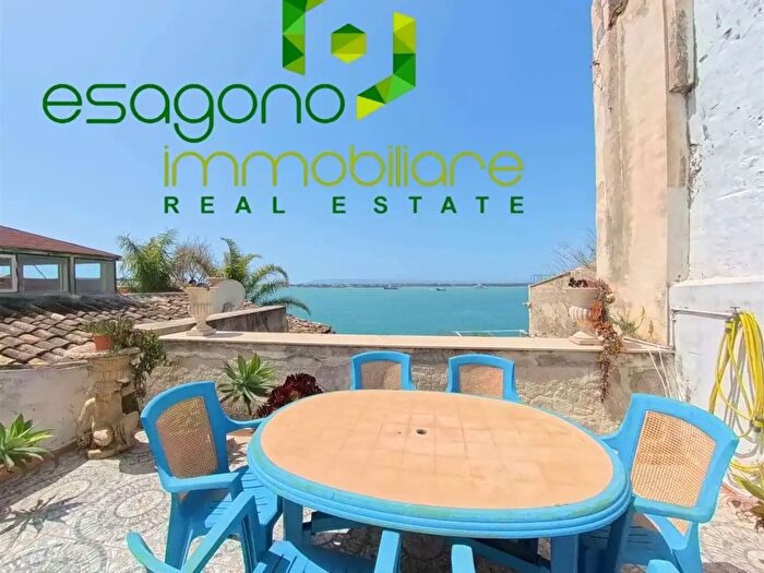 Appartamento quadrilocale in vendita in Via Castello Maniace, Siracusa