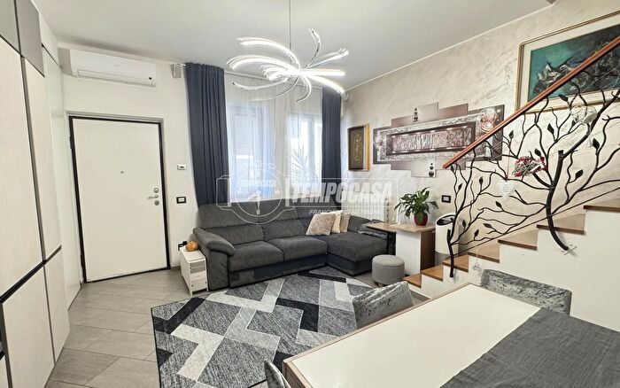 Appartamento trilocale in vendita in Via dAdda Busca, Lomagna