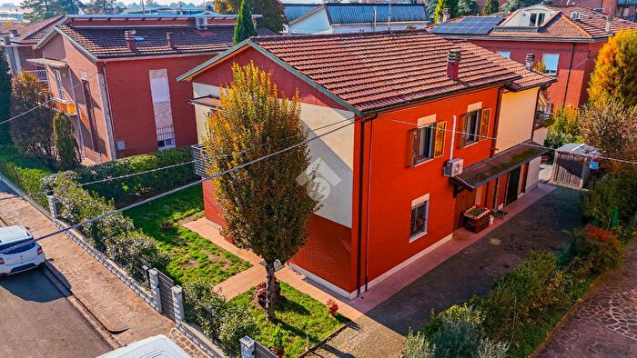 Casa con 8 locali in vendita in Via Fratelli Cairoli, Carpi