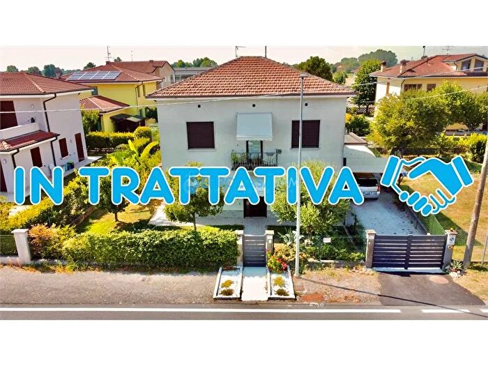 Casa con 6 locali in vendita in Via IV Novembre Moglia Mn, Moglia