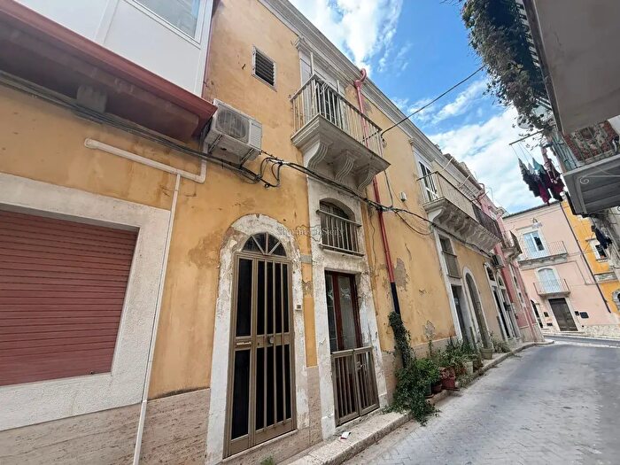 Casa quadrilocale in vendita in Via Michele Amari, Ragusa