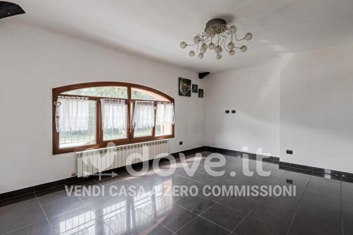 Appartamento quadrilocale in vendita in Via Dogana, Cremenaga