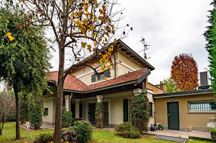 Casa quadrilocale in vendita in Via Rosa Luxemburg, Casorate Primo