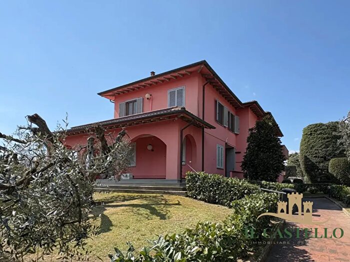 Casa con 9 locali in vendita in Via Fosse Ardeatine, Castiglione Del Lago