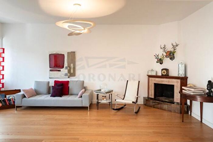 Appartamento con 6 locali in vendita in Via San Godenzo, Roma