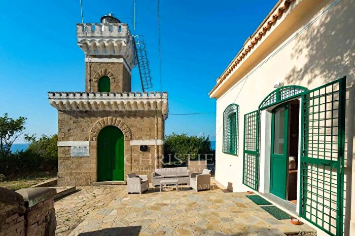 Casa con 6 locali in vendita in Via Faro, Agropoli