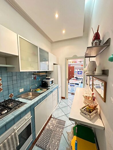 Appartamento trilocale in vendita in Piazza dei Martiri, Napoli