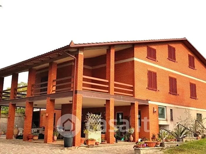 Casa con 20 locali in vendita in Perugia