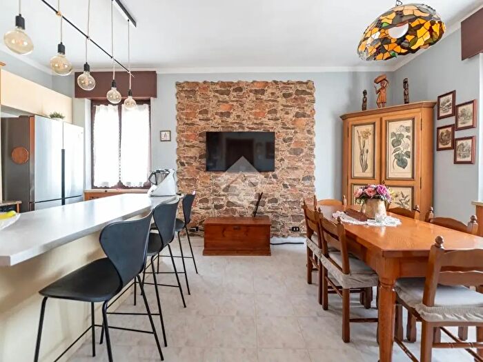 Casa con 8 locali in vendita in Villafranca Di Verona
