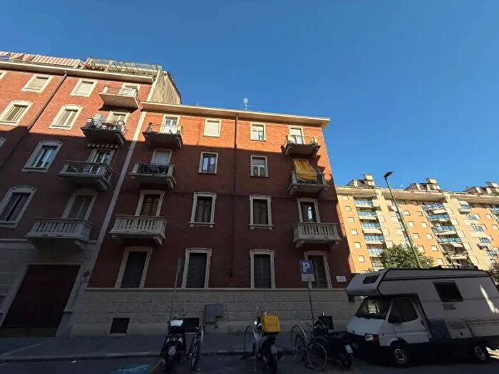 Appartamento trilocale in vendita in Via Isonzo, Torino