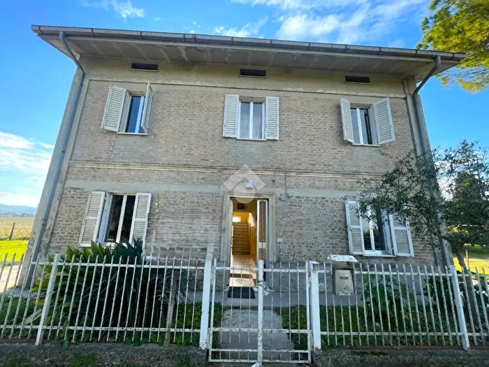 Casa con 8 locali in vendita in Via Michelangelo Buonarroti, Vallefoglia