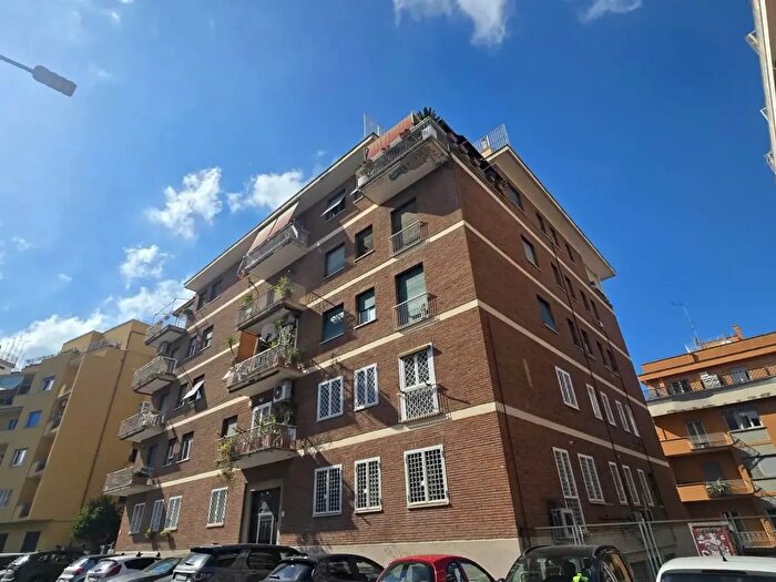 Appartamento trilocale in affitto in Via Emilio De Marchi, Roma