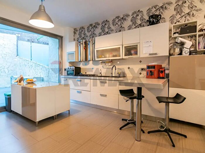 Appartamento con 6 locali in vendita in Via Litteri, Aci Castello