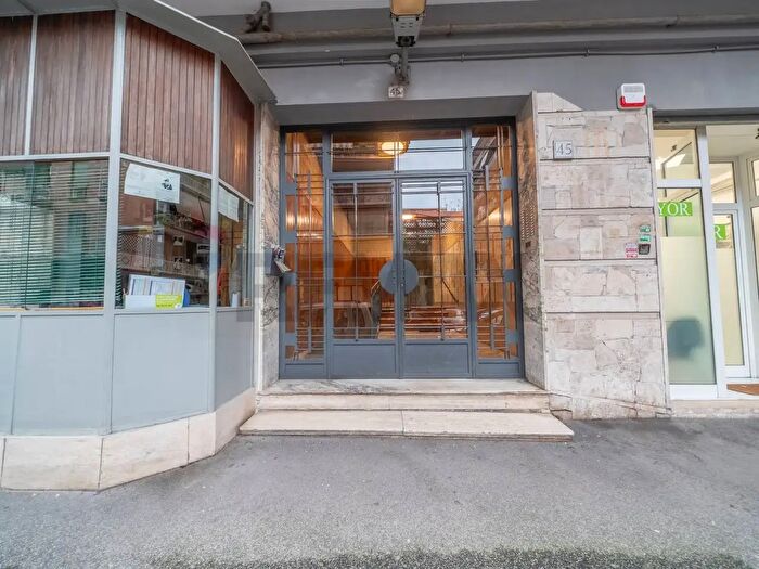 Appartamento quadrilocale in vendita in Via Attio Labeone, Roma