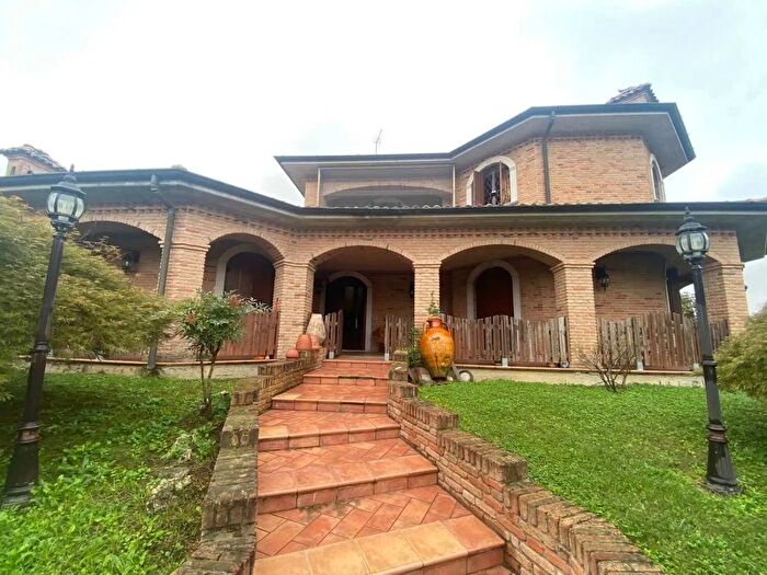 Casa con 10 locali in vendita in Via Giacomo Leopardi Vellezzo Bellini, Vellezzo Bellini