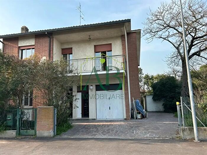 Casa con 10 locali in vendita in Russi