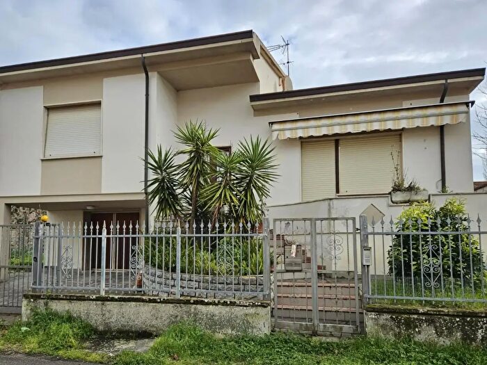 Casa con 6 locali in vendita in Cascina