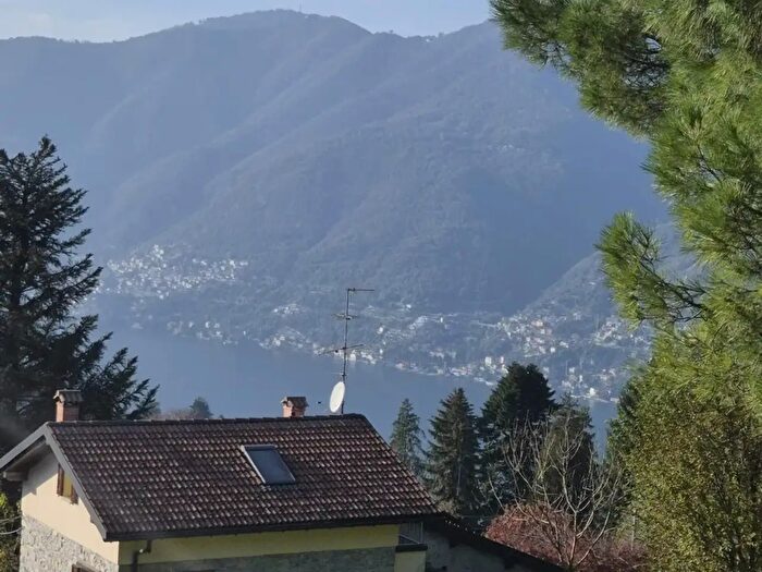Casa quadrilocale in vendita in Faggeto Lario